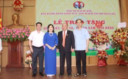 Cục Khoa học công nghệ và Đào tạo chúc mừng TS. Nguyễn Quốc Triệu – Nguyên Bộ trưởng Bộ Y tế nhận huy hiệu 55 năm tuổi Đảng