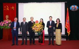 Lễ Trao tặng Huân chương Lao động Hạng Nhì cho đồng chí Vũ Thị Minh Hạnh, nguyên Phó Viện trưởng Viện Chiến lược và Chính sách Y tế, Bộ Y tế