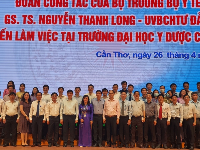 Đoàn công tác của Bộ Trưởng Bộ Y tế đến thăm và làm việc với Trường Đại học Y Dược Cần Thơ
