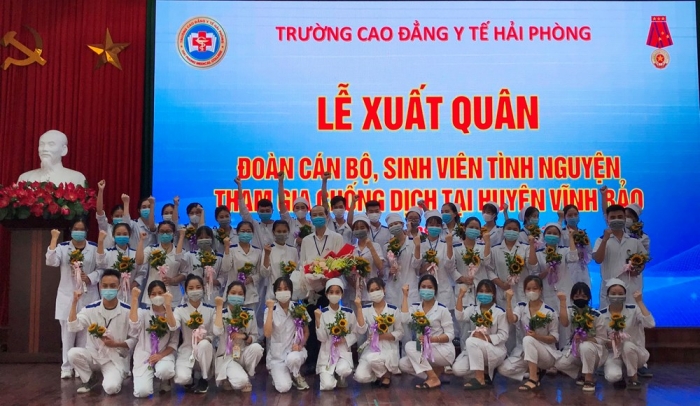 Cán bộ, sinh viên Trường Cao đẳng Y tế Hải Phòng tình nguyện tham gia chống dịch tại huyện Vĩnh Bảo